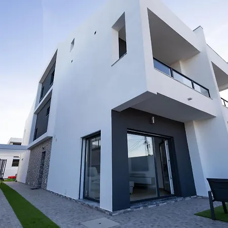 House Avseixal Desativado בית הארחה 3*